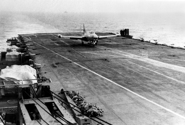 Argentine Navy F9F-2B (3-A-119) landing on Independencia (27 July 1963).jpg