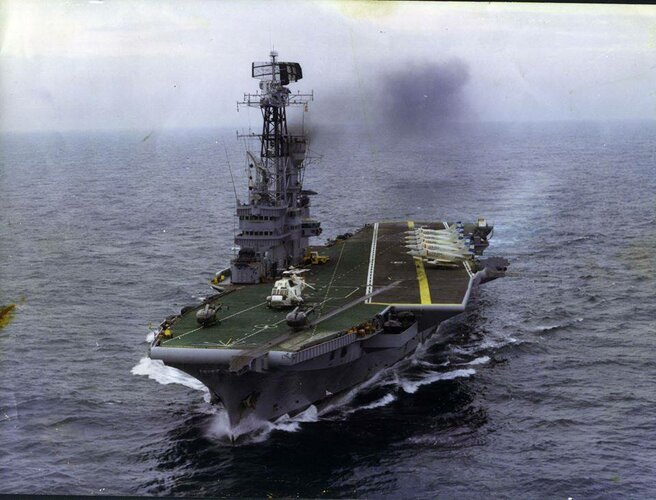 ARA Veinticinco de Mayo at sea with A-4 & Sea King.jpg