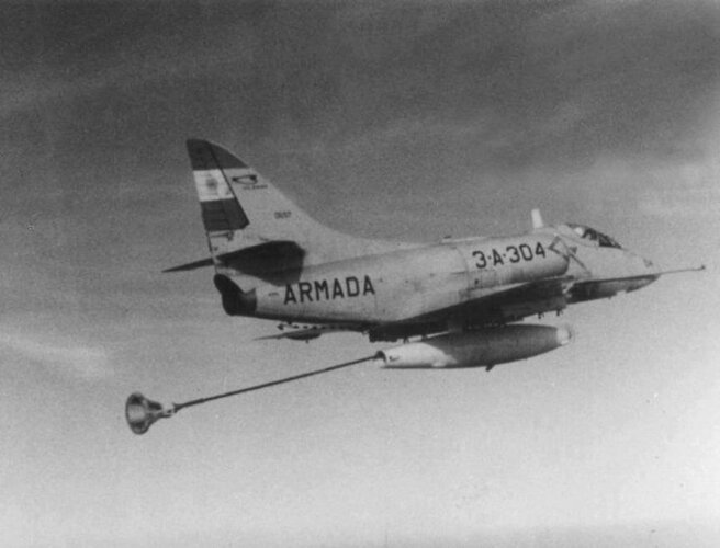 Argentine Navy A-4Q (3-A-304, 0657) with buddy pod.jpg