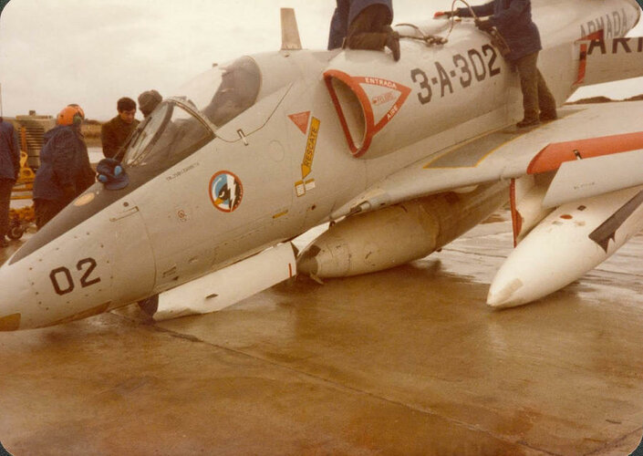 Argentine Navy A-4Q (3-A-302) at Río Grande AB (13 Octobre 1979).jpg