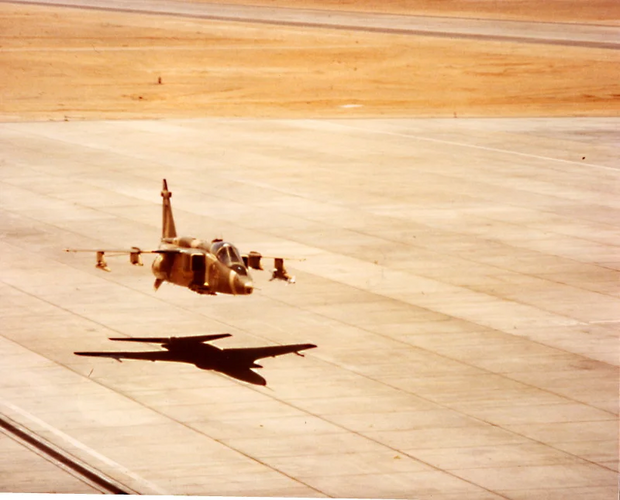 Omani Jaguar low over Thumrait AB (3).png