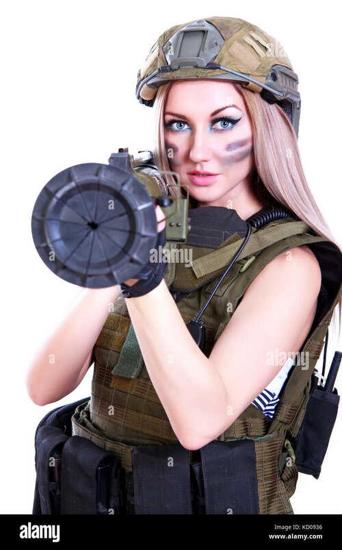 mujer-de-un-militar-de-camuflaje-con-una-bazooka-aislado-sobre-fondo-blanco-kd0936.jpg
