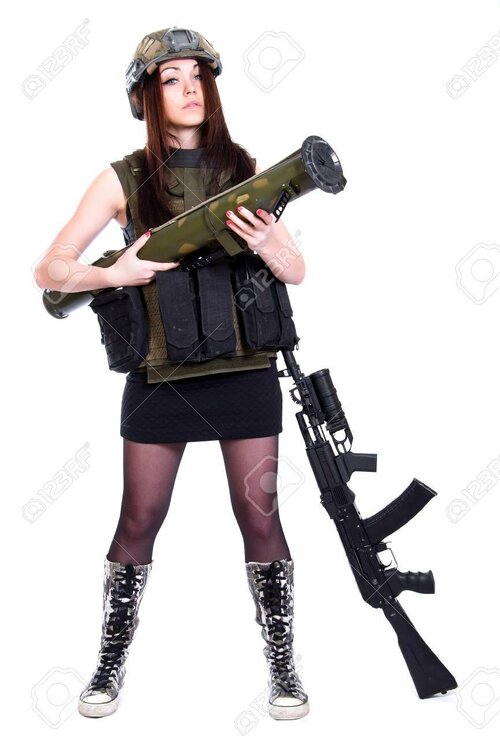 38094220-mujer-en-un-camuflaje-militar-con-un-lanzador-de-granadas-y-un-rifle-de-asalto-aislad...jpg