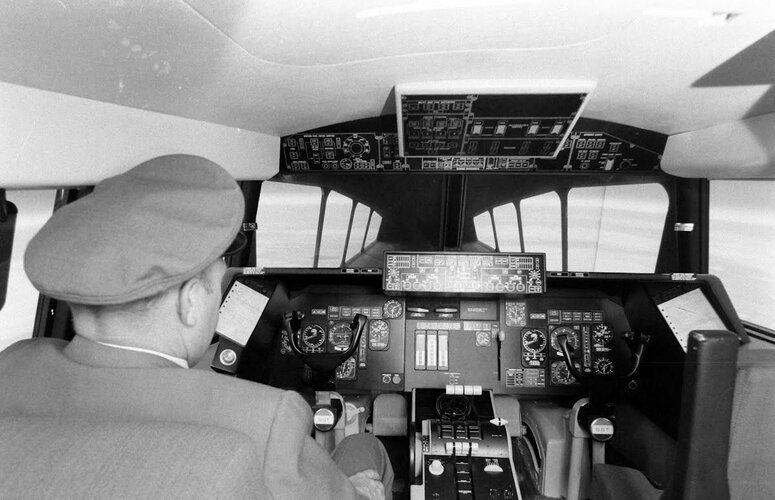 LOCKHEED L2000 COCKPIT.jpg