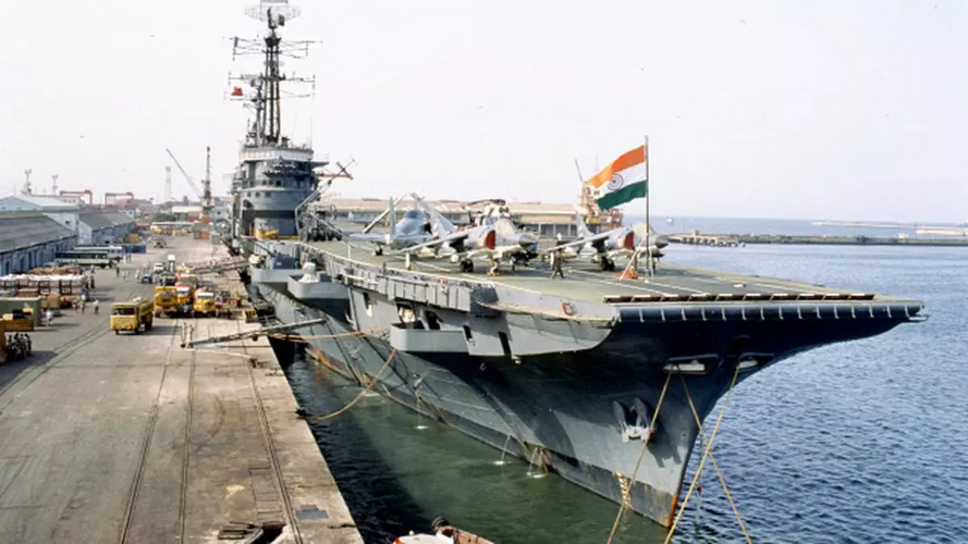 INS Vikrant (R11) with Shar & Alizé in harbour.png INS Vikrant (R11) with Shar & Alizé in harbour.png