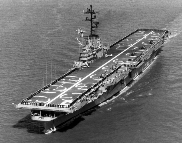 USS_Princeton_(LPH-5)_underway_at_sea,_circa_1965_(NNAM.1996.488.060.030).jpg