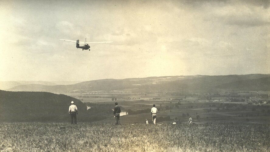 Barnaby flies Alfaro at Rhodes Farm.jpg