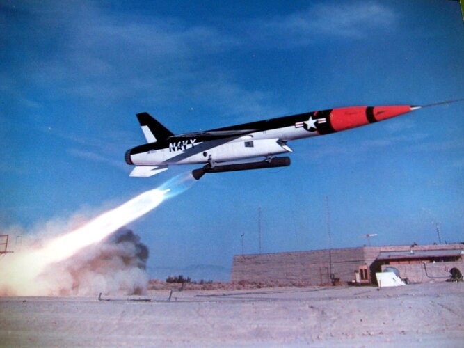 SSM-N-9_Regulus_II_missile_launch_c1957.jpg