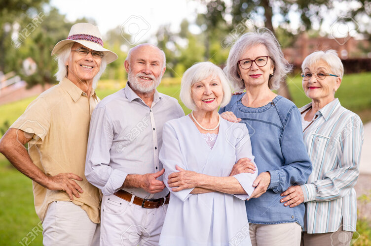193971588-grupo-de-ancianos-felices-que-se-unen-al-aire-libre-en-el-parque-ancianos-de-60-70-8...jpg