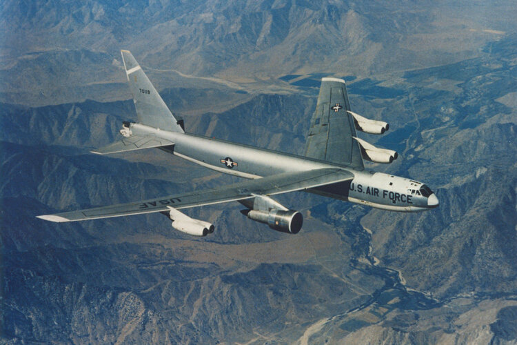 JB-52E SN 57-0119 in 1965 flight test of TF39-GE-1C turbofan for C-5A Galaxy.jpg