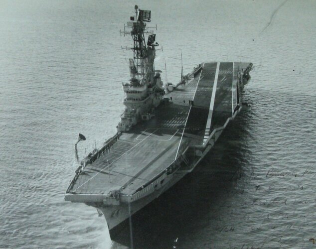 ARA Veinticinco de Mayo (V-2) at sea (probalby end of 1960s).jpg