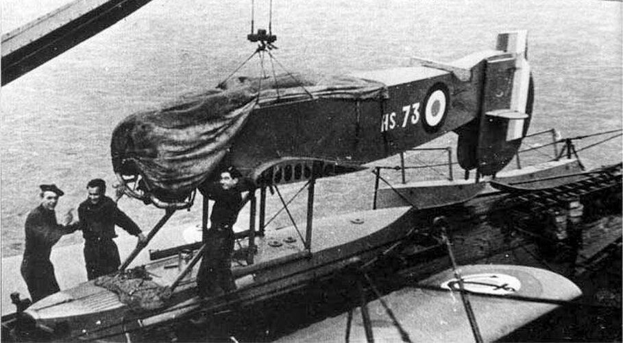 Le Besson MB-411 en cours de chargement sur le Sous-Marin Surcouf.jpg