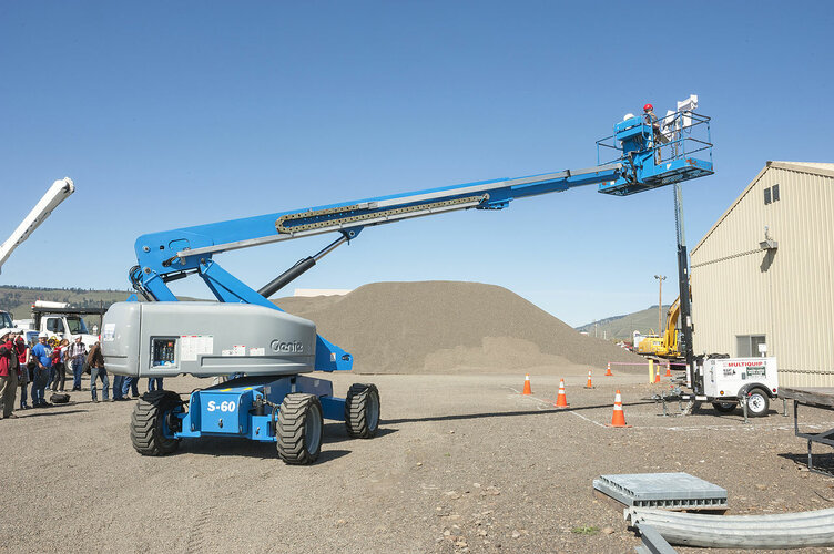 2013_Construction_Day_-_Lift_truck_(8777565894).jpg