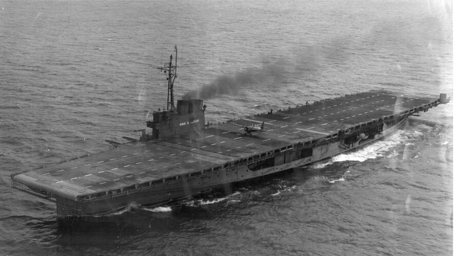 USS_Sable_(IX-81)_underway_on_Lake_Michigan_(USA)_in_1944-45_(NNAM.2003.220.003).jpg