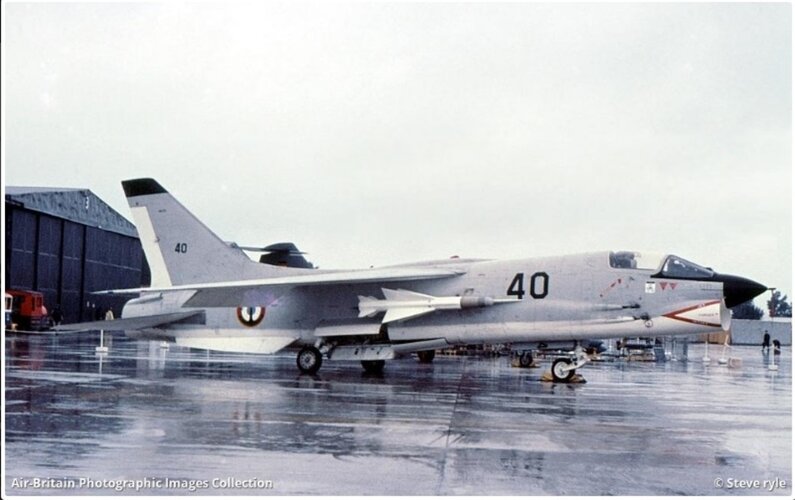 F-8-com-missil-R530.jpg