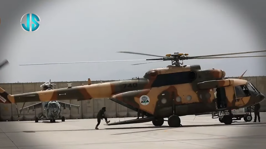 Taliban Mi-8 on ground (2023).png