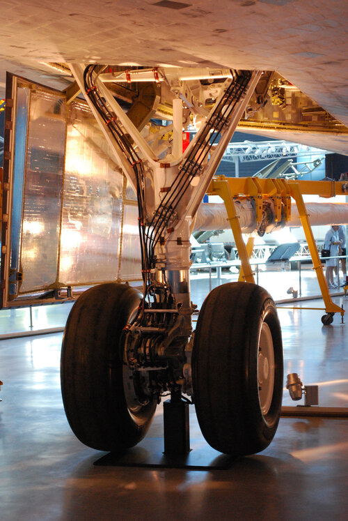 Landing gear hydraulic lines.jpeg