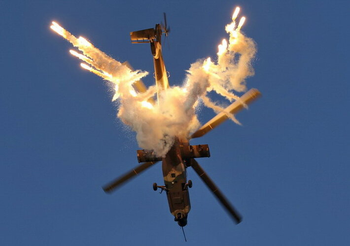 Rooivalk_flares_AAD2022_Guy_Martin.jpg