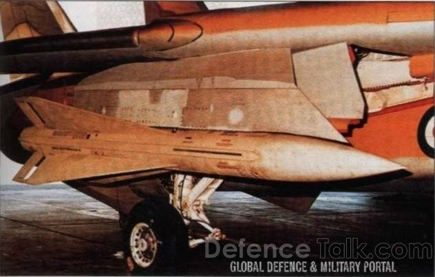 F-14_Armed_with_Hawk_Missile.JPG