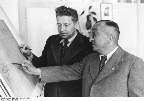 Bundesarchiv_Bild_183-1982-1022-509,_Flugzeugkonstrukteur_Prof._Ernst_Heinkel.jpg