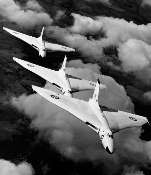 british-avro-vulcans-with-anti-flash-white-553x640.jpg