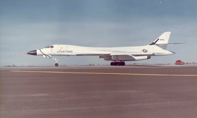 b-1a-lancer-w-anti-flash-white-coating-v0-075xvk33q2va1.jpg