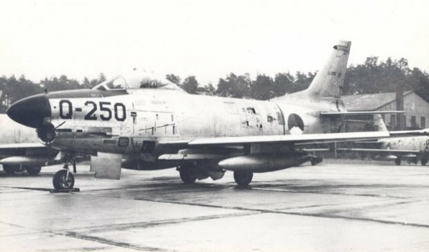 F-86L Dutch AIM-9_b.jpg