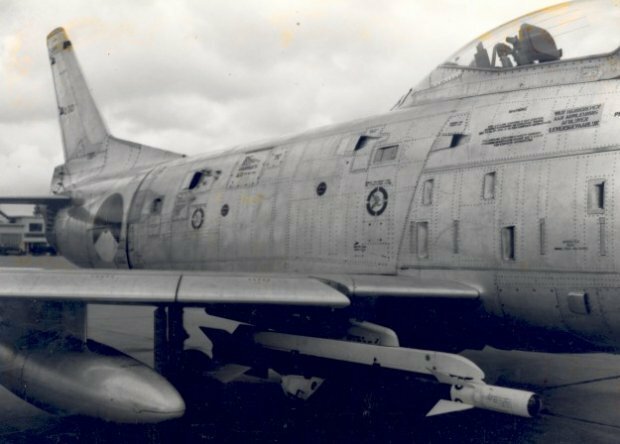 F-86L Dutch AIM-9_c.jpg