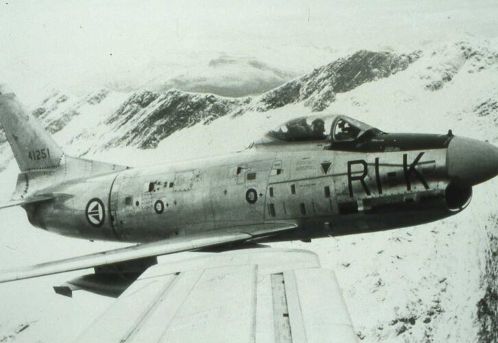 F-86L Dutch AIM-9_e.jpg