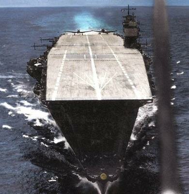 Portaaviones-Akagi-con-dos-aviones-Aichi-Val-despegando..jpg