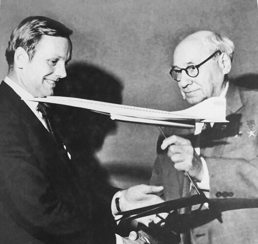 armstrong_and_an_tupolev_with_model_of_tu-144 (1).jpg