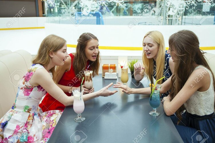 59942930-cotilleando-por-el-cóctel-cierre-de-cuatro-atractivas-mujeres-jóvenes-bebiendo-cóctel...jpg