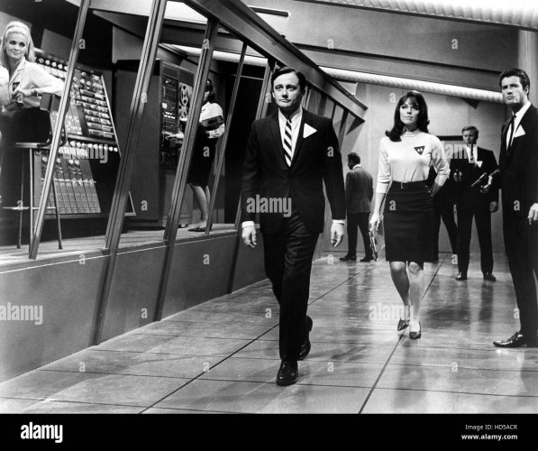 the-man-from-uncle-robert-vaughn-barbara-moore-1964-1968-HD5ACR.jpg