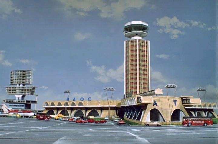 London_Airport_2~2.jpg