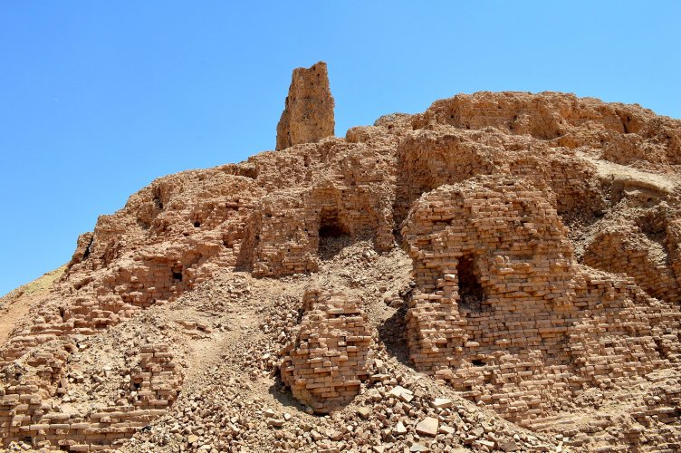 Ruins_of_the_ziggurat_and_temple_of_god_Nabu,_Borsippa,_Babel_Governorate,_Iraq,_sixth_century...jpg