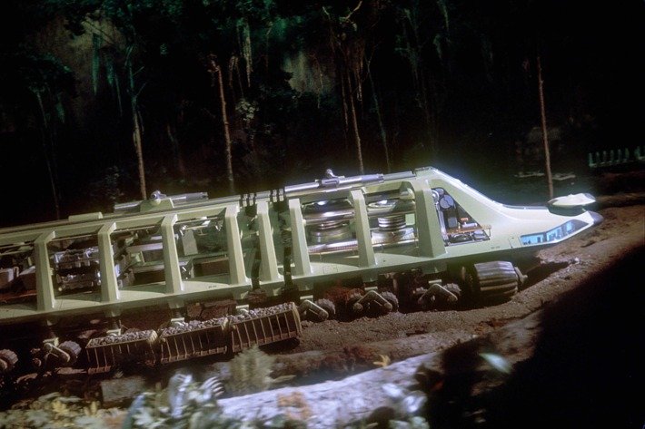 1964-worlds-fair-bill-cotter-gm-futurama-robot-road-builder.w710.h473.jpg