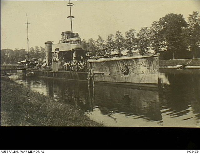 AWM WW1 German destroyer in Bruges canal.jpg