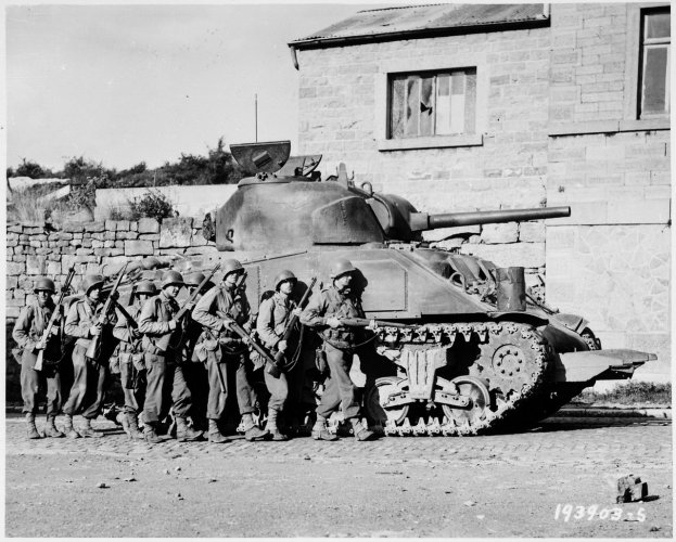 lossy-page1-1280px-Yanks_of_60th_Infantry_Regiment_advance_into_a_Belgian_town_under_the_prote...jpg
