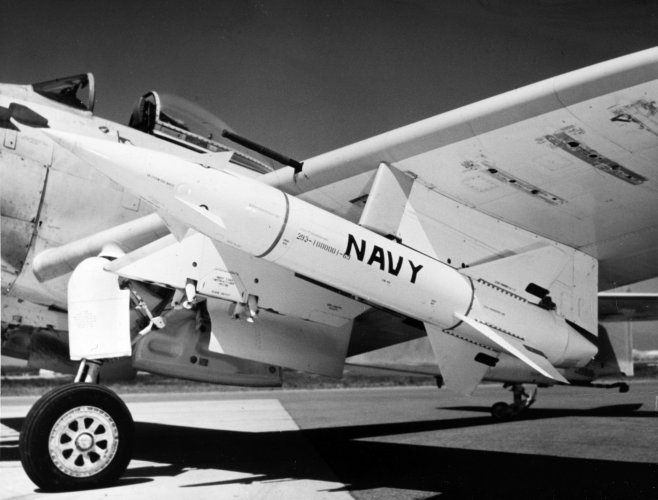 Douglas_AD-6_Skyraider_with_ASM-N-7_Bullpup_missile_at_the_Naval_Air_Missile_Test_Center,_Cali...jpg
