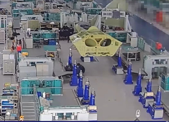 KF-21 Ctr Fuselage section with Inlet duct profile.jpg