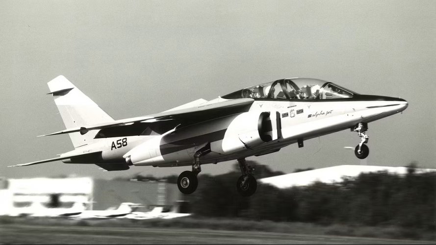 20231024_Alpha-Jet_F-ZVAB_und_Schriftzug_Lockheed Alpha Jet_FlugRevue_003.jpg