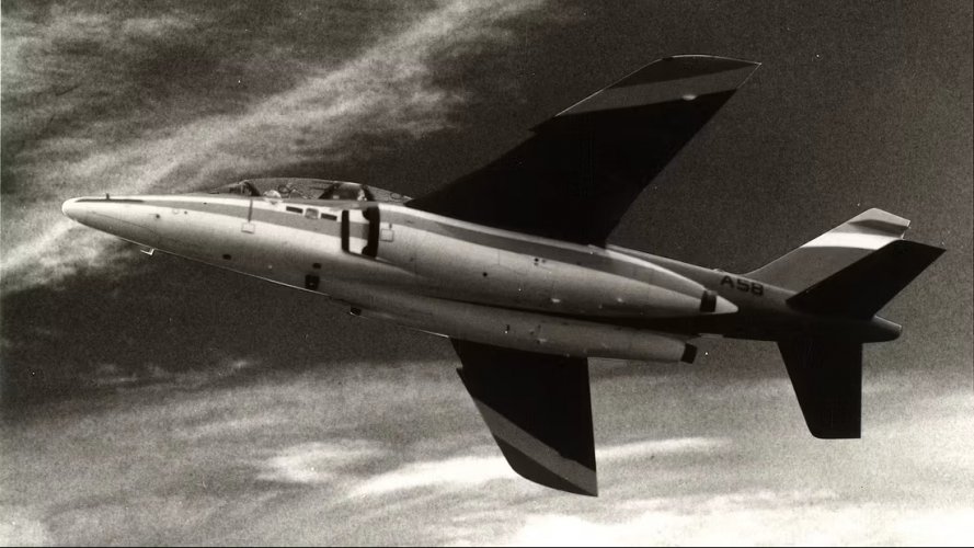 20231024_Alpha-Jet_F-ZVAB_und_Schriftzug_Lockheed Alpha Jet_FlugRevue_002.jpg