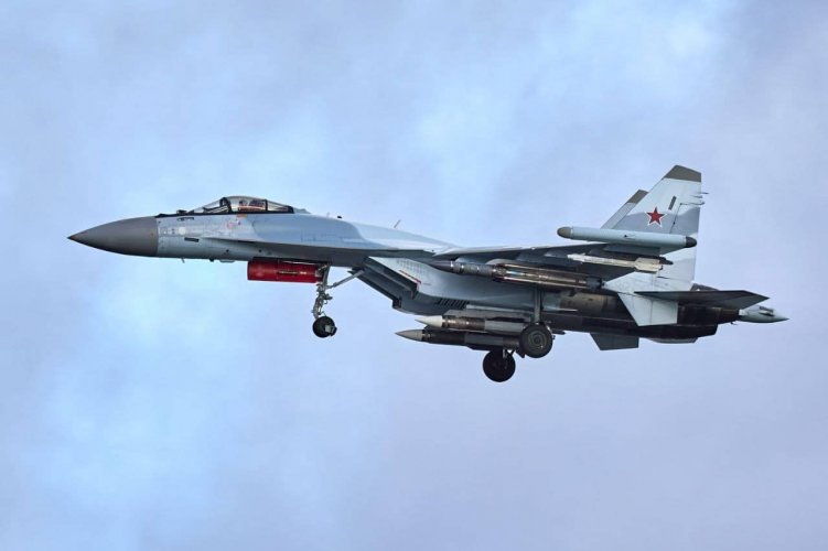Su-35S sa R-37M ispod uvodnika vazduha.jpg