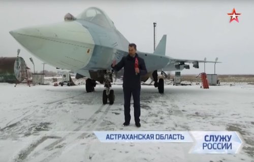 Su-57 sa dvostrukim nosacem-lanserom ispod krila.jpg