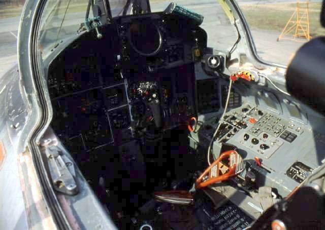 MIG-31M 057 PLAVI PREDNJA KABINA.jpg