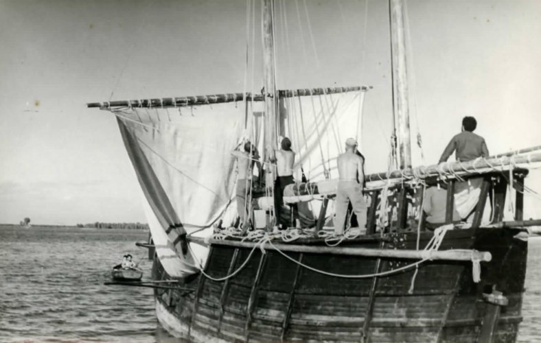 Los tripulantes de la Niña II izando el aparejo del trinquete. Foto Herederos de Roberto Ménde...jpg
