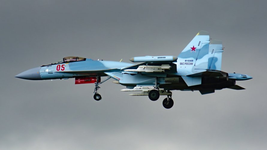 RuAF Su-35S no. 05 + Izd. 180 AAM - 2.jpg