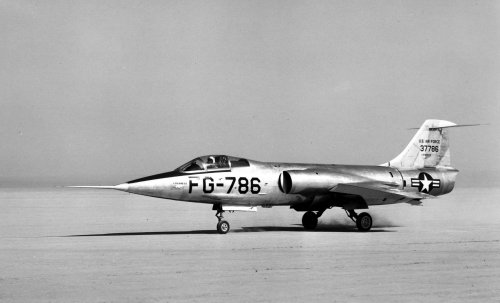 XF-104 No. 1 taxi test.jpg