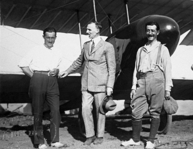 Henry Farman, avec Lucien Bossoustrot et Paulhan, devant le David.jpg