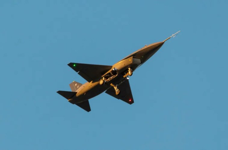 Anduril YFQ-44A Fury - first-flight - 20251031 - 3.jpg